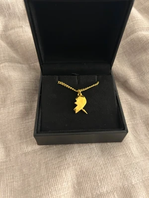 Maria Nilsdotter halsband - Jätte fint halsband ifrån Maria Nilsdotter i guld❤️