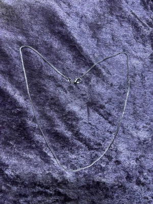 925 Silverpläterad ( stämplad) Halsband  - Säljer en tunn och stilren kedja i Silverpläterad med klassiskt karbinlås. Perfekt att bära som den är eller kombinera med ett hängsmycke. Längden syns på bilderna och kedjan har en enkel, elegant design. Finns 16 , 18, 20 tum kvar.  95 kr/ st 