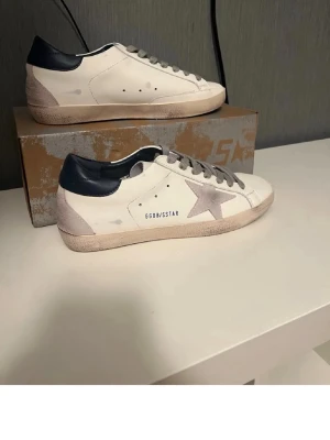 Golden goose  - Snygga vita sneakers från Golden Goose. Dem är helt nya. Skriv för fler frågor 