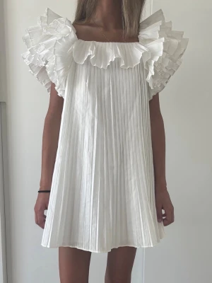 Vit plisserad kortklänning med volang - INTRESSEKOLL på min så sjukt fina och eftertraktade klänning från Zara!! 💓💓första bilden är min egen