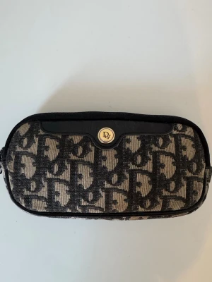 Dior plånbok  - Säljer denna superfina vintage plånbok/liten necessär från Christian Dior🤍Den är som sagt vintage som är köpt på Auctionet och därmed så finns inget kvitto från själva diorbutiken