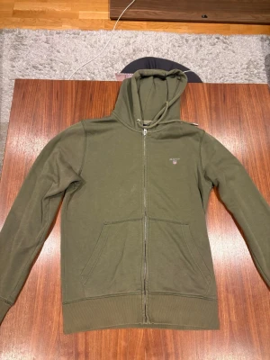 Gant hoddie - Använd mycket så säljer den för 100 kr 