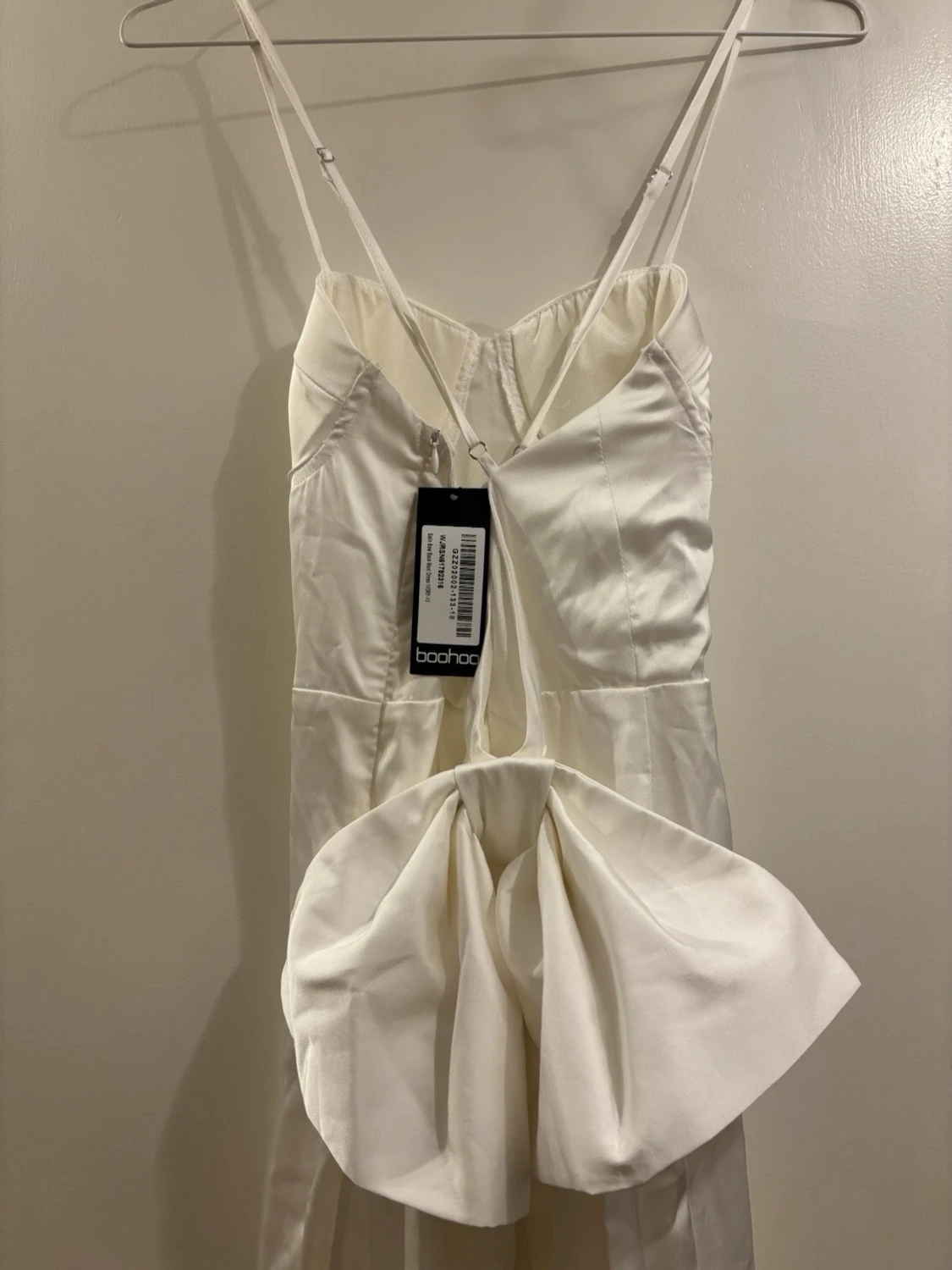 Vit långklänning med rosett från Boohoo - 3