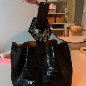 Ganni bucket bag  - Super cool väska från Ganni, inga defekter 🤗