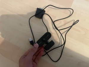 HD Full USB Webcam - HD Full USB-webbkamera från NoFull, perfekt för videomöten och streaming. Enkel att ansluta via USB, med inbyggd mikrofon och justerbart fäste. Kameran är i gott skick utan synliga skador eller repor. Levereras med lång kabel för flexibel placering.