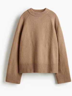 Beige stickad tröja med rund hals - En stilren beige stickad tröja med rund halsringning och breda ribbade muddar vid ärmslut och nederkant. Perfekt för lager-på-lager och enkel att matcha med olika outfits. Pris kan diskuteras 