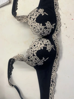 Blå spetsmönstrad bh från intimissimi  - Säljer en knappt använd marinblå bh från intimissimi. Fick i julklapp men storleken passar mig inte därav säljer jag 💗