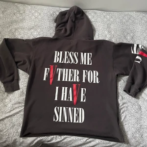 Saint Michael x Vlone Hoodie - Använd 1 gång, passar lite större i storlek. OBS Ej bevisad att vara äkta.