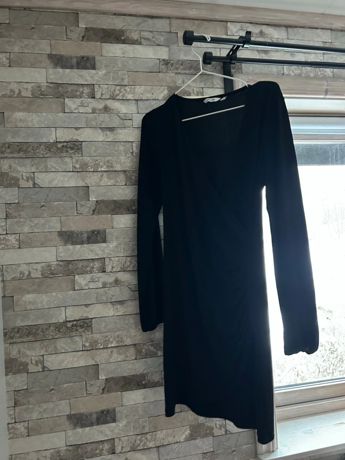 Svart omlottklänning från Aware