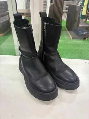 Svarta boots från Vagabond i skinn - Säljer ett par chunky svarta boots från Vagabond i äkta skinn. De har grov sula, dragkedja på sidan och rund tå. Perfekta till höst och vinter när du vill ha både stil och komfort. Passar dig som gillar minimalistisk och edgy look.