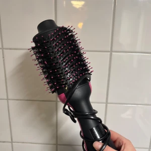 Revlon varmluftsborste - Fint skick. Säljes då jag inte använder den längre. Har lockigt hår och den funkar toppen på mig också. 