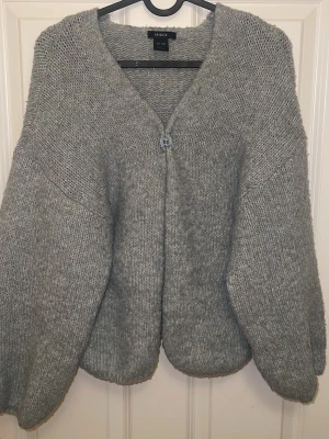 Lindex kofta  - Populär Lindex kofta i en superfin grön/grå färg :) Använd några få gånger! Ganska nopprig men det är absolut inget man tänker på ☺️ Köpt för 400kr:)