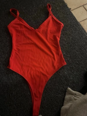 Röd body  - Oanvänd