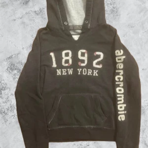 Abecrombie & fitch vintage archive hoodie - En väldigt fin abecrombie & fitch vintage hoodie i storlek XL barn. Inga tecken av användning. Slitningarna och blekningen är en del av vintage archive looken. Passar om du är emellan 160-170cm lång. Pris kan diskuteras.