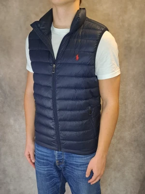 Ralph Lauren Väst - Stl S - 🗻 Riktigt snygg och populär Ralph Lauren väst I färgen marinblå! 🗻 Nytt skick: 9,5/10 | Stl: S, Modellen på bilden är 175cm lång och sitter något tight, rekommenderar att vara mellan 164-176cm lång |