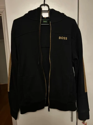 Hogo boss zip hoodie  - Hugo boss zip hoodie som är använd ett fåtal gånger och är i mycket bra skick. Den är i storlek S 