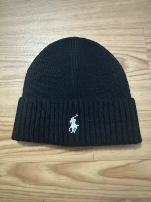 Ralph lauren mösa - En svart ralph lauren mösa som är skön och perfekt för kalla väder
