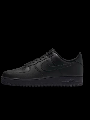 Nike Air Force 1 helsvarta sneakers - Klassiska Nike Air Force 1 sneakers i helsvart skinn med låg profil och rund tå. Skorna har perforerad tåbox, snörning och en robust platt sula. Endast använd några gånger! Super bra skick 