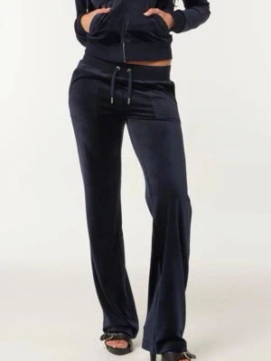 Juicy couture byxor  - Snygga juicy couture byxor i mörkblå. Skönt material inga defekter. Byxorna är i storlek xs. Om ni vill ha fler bilder eller har frågor är det bara att skriva☺️💕 nypris ligger på 1200 just nu. Mitt pris 500kr.