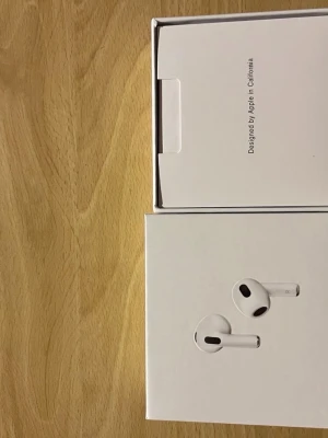AirPods gen 3 - Säljer ett par Apple AirPods 3 i nyskick, komplett med originalförpackning, laddningsetui och laddkabel. Hörlurarna är inte används på grund av att jag har AirPods gen 2 PRO 