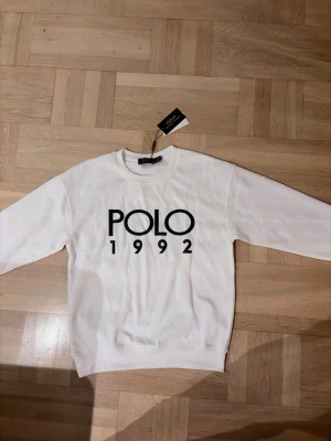 Polo Ralph Lauren 1992  - Tjena! Säljer nu denna unika tröja från Polo Ralph Lauren. Köpte den till ett tillfälle som aldrig blev av. Så säljer nu den här för ett bra pris. Den är helt oanvänd med prislapp kvar. Hör gärna av dig vid minsta frågetecken. (Kan sänka priset vid snabb affär) 