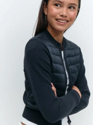 Mörkblå stickad cardigan - En jättefin mörkblå stickad cardigan liknande den från Moncler i ett jättefint skick. Storlek 170 vilket motsvarar ungefär storlek XS-S och är slutsåld. Nypris är 399kr💞