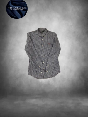 Ralph Lauren skjorta - Tja säljer en snygg Slim fit skjorta från Ralph Lauren i blått och vitt rutigt mönster. Sjukt snygg med krage, långa ärmar och vita knappar framtill. Broderad röd Polo-logga på bröstet. Skjortan är gjord i mjuk bomull och har en clean, modern look. Passar perfekt till ett kalas eller fest eller bara till vardagen!🤩perfekt skick ungefär som nytt storleken är S passar dig som är runt 175-180cm lång skulle jag tro!! Har du övriga frågor hör av dig!🙌🏼mvh EM_resell