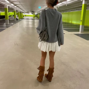 Vit prickig kjol - Vit volang kjol i jätte fint skick till sommaren🍦 #stockholstil 