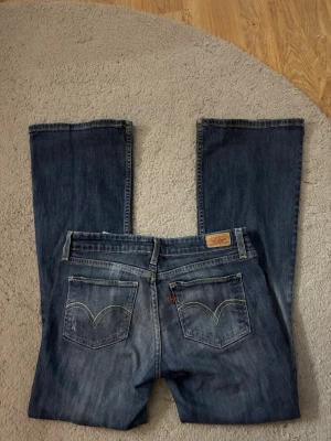 Levis jeans med hål  - Midjemått rakt över - 37cm Innerben: 77cm Ytterbenslängd: 97cm