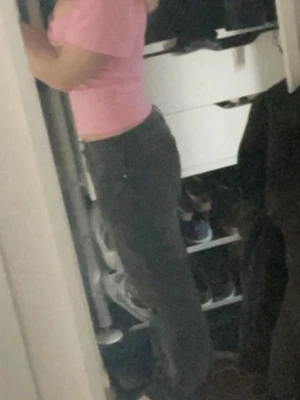 Ljusrosa topp med knut detalj - Säljer en ljusrosa topp med omlottdetalj. Toppen har korta ärmar och sitter jättefint! Vardag och fest!