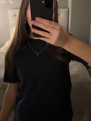 marinblå t-shirt - jätteskön marinblå t-shirt från gina tricot. Enkel och passar till allt💝 storlek xxs men sitter precis som xs🥰