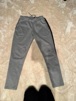 Grå mjukisbyxor från Manière De Voir  - Maniere de voir byxor L men sitter mer som M eller S