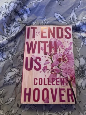 It Ends With Us - En gripande och känslosam roman om kärlek och svåra val, perfekt för dig som gillar starka berättelser och vill bli berörd. Boken har en snygg omslagsdesign med rosa blommor och passar dig som söker något som både är romantiskt och tankeväckande.