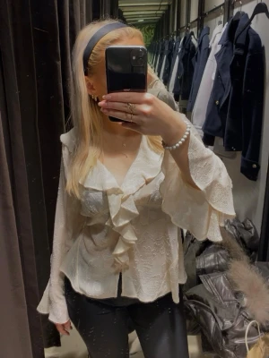 volangblus zara - världens finaste volangblus från zara, sparsamt använd inköpt 2023 och finns ej att få tag på längre!💛💛