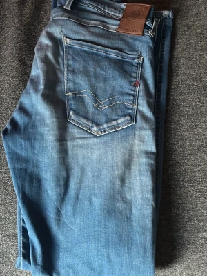 Replay jeans anbass hyperflex - Tja, säljer mina feta replay jeans i storlek 29/30 mycket bra skick på de💪🏼, dom har en slim passform, det är anbass hyperflex Skriv om ni har några frågor eller funderingar, dem är bra skick och väl använda 