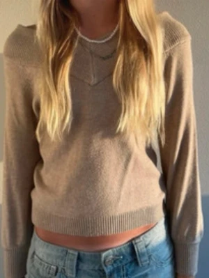 Beige offshoulder stickad tröja - Snygg beige stickad tröja med offshoulder-design och ribbade muddar. Trekvarts armad tröja från JDY. Den är beige i storlek s. Slutsåld!! 💗💗