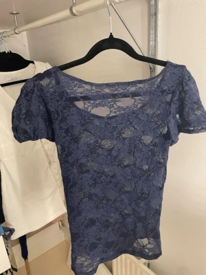 mörkblå spetstopp. - Säljer en mörkblå spetströja. Såå fin