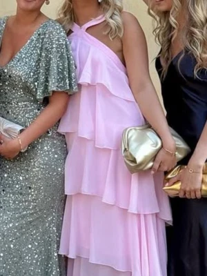 Rosa balklänning/ sommar klänning - Virala klänningen från Vero Moda. Använd 1 gång. Köpt storlek L men omsydd hos skräddare så den passar storlek S och är perfekt längd. Omsydd så rosen är borttagen.