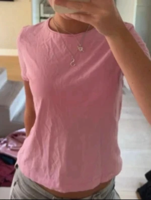 Zara t-shirt - Super snygg T-shirt från Zara. Den är rosa i storlek s. Slutsåld!! 💗💗