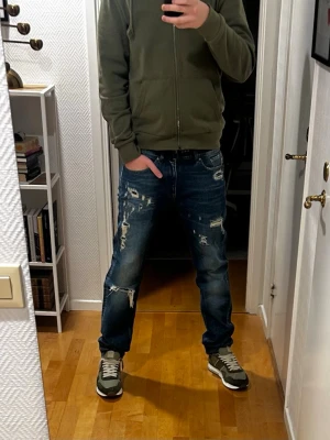 Tiger of Sweden jeans - Otroligt feta och unika Tiger of Sweden jeans med skön fade och slitage! Stolek 32/34 | Skick 9/10 | Nypris: 1800 | mitt pris: 499 | Bara att komma privat vid frågor!🤩