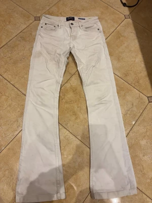 Vita jeans från Crocker - Säljer ett par vita utsvängda jeans från Crocker. De är jättefina men har tyvärr blivit för små för mig. Jeansen har några smått synliga fläckar men går förmodligen bort i tvätten. Skriv till mig vid fler frågor!❤️