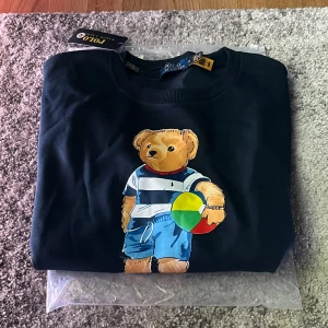 Mörkblå Polo Ralph Lauren tröja - Helt ny crewneck från polo ralph louren skit fet passar s eftertraktad som fan så tveka inte på att höra av er!!