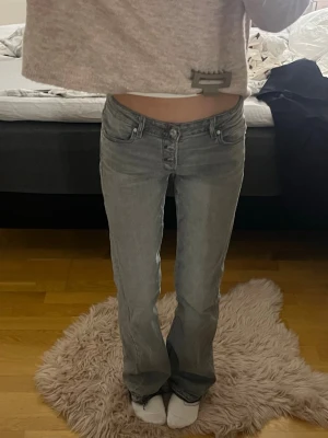 Grå jeans - Uppsprättade vid fötterna annars inga defekter! Storlek 158 men passar xs , s  (jag är 170cm)