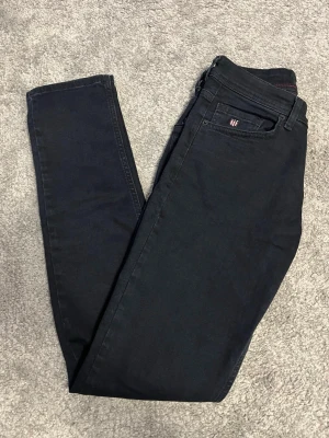 Svarta  jeans från Gant - Säljer ett par svarta jeans från Gant 