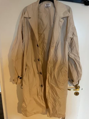 Acne Studios Trenchcoat i Storlek M - Acne Studios Trenchcoat i Storlek M i mycket fint skick tunn elegant och stilren 