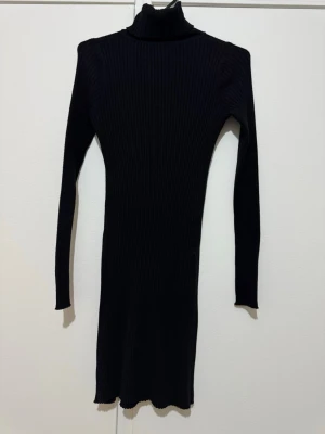 Svart klänning  - En svart klänning i stl S som knappt är använd säljs för 100 kr. 