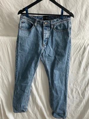 Abrand jeans blåa - Absolut, här är en kortare version:  Blå jeans i klassisk modell med rak passform och medelblå tvätt. Tidlös femficksdesign i slitstark denim, lätt att matcha till vardags.