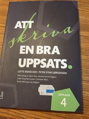 Att skriva en bra uppsats - Vill du lyckas med din uppsats? Den här boken guidar dig genom hela skrivprocessen – från idé till färdig text. Perfekt för dig som pluggar på högskola och vill ha smarta tips om struktur, källor, argumentation och språk. Passar både mindre och större uppsatser. Ny pris 429