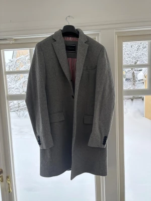 Grå Rock från Tommy Hilfiger 48 - En grå rock från Tommy Hilfiger i stort sett oanvänd. Storlek 48.