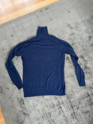 Mörkblå polotröja från Zara - Säljer en mörkblå polotröja från Zara i storlek M. Materialet känns mjukt och fint och skicket är mycket bra.